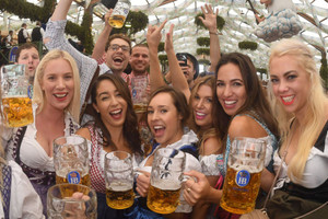 Sôi động lễ hội bia Oktoberfest vừa khai mạc tại Đức