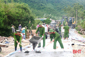 Công an TX Kỳ Anh giúp dân làm đường bê tông nông thôn mới