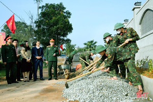 Hành quân dã ngoại giúp dân làm nông thôn mới ở Hương Sơn