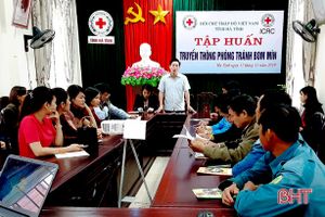 Cán bộ Hội Chữ thập đỏ Hà Tĩnh truyền thông phòng tránh bom mìn