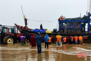 Giải cứu tàu cá mắc cạn trên bờ biển Thạch Hải