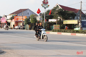 Vô tư “kẹp ba”, đầu trần điều khiển xe máy du xuân