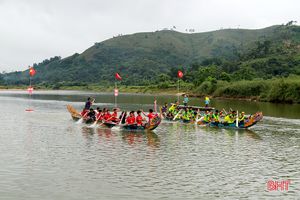 Trao các giải đua thuyền trên sông Ngàn Phố