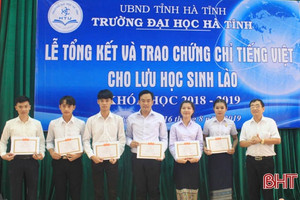 241 lưu học sinh Lào được trao chứng chỉ tiếng Việt