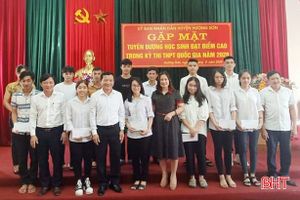 Hương Sơn tuyên dương 26 học sinh đạt điểm cao trong Kỳ thi THPT quốc gia