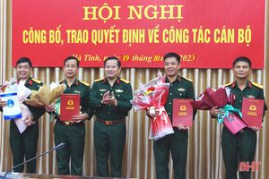 Bộ CHQS tỉnh công bố, trao quyết định về công tác cán bộ