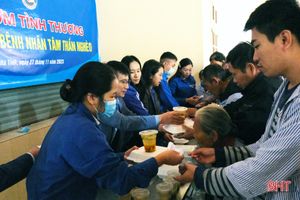 Tuổi trẻ Sở TT&TT tổ chức bữa cơm tình thương tại Bệnh viện Tâm thần Hà Tĩnh