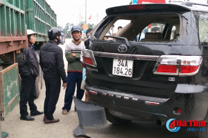 Xe đầu kéo đâm Fortuner vỡ đuôi