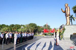 Lãnh đạo tỉnh Hà Tĩnh dâng hương tưởng niệm Chủ tịch Hồ Chí Minh và các anh hùng, liệt sỹ