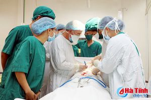 UBND tỉnh Hà Tĩnh tặng bằng khen cho 2 bác sỹ người Pháp