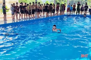 Học sinh miền núi Vũ Quang được học bơi miễn phí