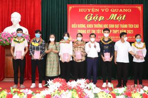 Vũ Quang tuyên dương 27 học sinh đạt điểm cao trong Kỳ thi tốt nghiệp THPT