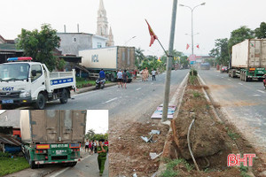 Mất lái, xe đầu kéo lao qua dải phân cách, đâm vào nhà dân