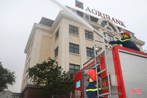 Diễn tập chữa cháy do chập điện tại Ngân hàng