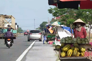 Quốc lộ 1 thành... chợ bán dưa!