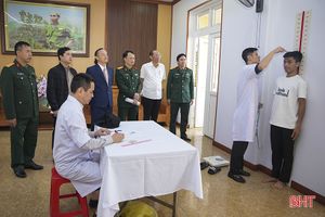 331 công dân TP Hà Tĩnh khám tuyển nghĩa vụ quân sự, công an