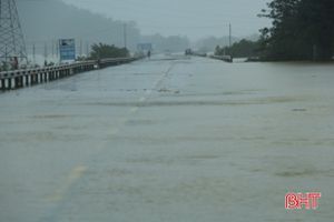 Quốc lộ 1A đoạn qua Hà Tĩnh ngập sâu