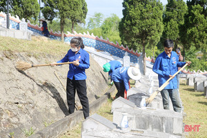 Hơn 100 đoàn viên thanh niên chỉnh trang khuôn viên Nghĩa trang Liệt sỹ Nầm