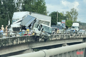 Xe tải suýt rơi xuống sông sau vụ va chạm liên hoàn trên quốc lộ 1