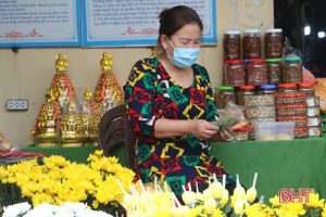 Gom “tết” ngày cuối năm, người dân Hà Tĩnh mong chờ xuân mới thuận buồm xuôi gió