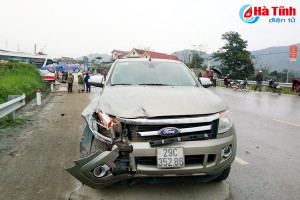 Va chạm xe bán tải, 2 bà cháu đi xe máy thương vong