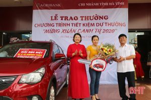 1 phụ nữ may mắn trúng ô tô Vinfast khi gửi tiết kiệm tại Agribank Hà Tĩnh
