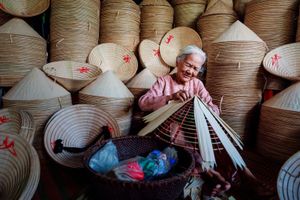Bức ảnh cụ bà Việt Nam làm nón lá nổi bật trên National Geographic