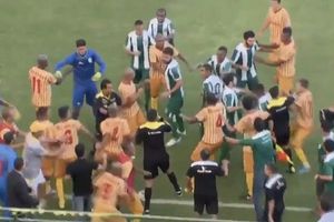 Cầu thủ, CĐV Brazil đánh nhau dữ dội trên sân