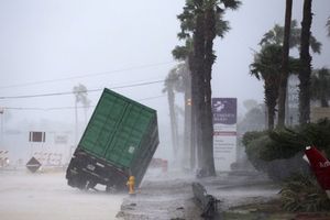 Thế giới ngày qua: Mỹ hứng bão mạnh nhất trong hơn 50 năm