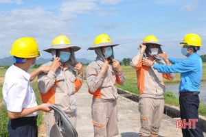 Công đoàn Điện lực Hà Tĩnh động viên công nhân làm việc giữa nắng nóng