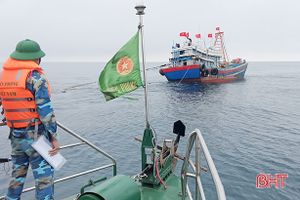 Hà Tĩnh: Bắt 2 tàu giã cào đánh bắt hải sản sai vùng biển quy định