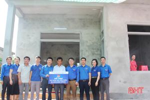 Chi đoàn Sở Tài chính Hà Tĩnh hỗ trợ 50 triệu đồng xây nhà cho hộ nghèo