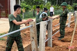 Cán bộ, chiến sĩ LLVT Hà Tĩnh giúp dân xây dựng nông thôn mới