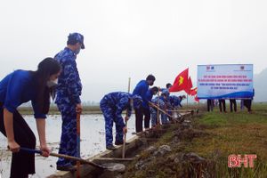 Bộ Tư lệnh Vùng Cảnh sát biển 1 giúp dân xây dựng nông thôn mới