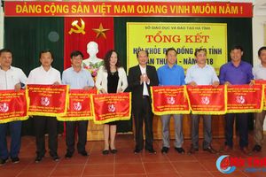 Trao cờ thi đua cho 24 đơn vị, trường học tại Hội khỏe Phù Đổng Hà Tĩnh