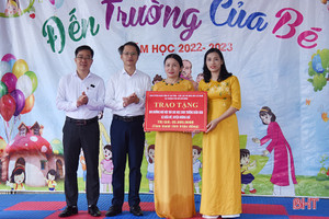 Trao quà cho học sinh, hỗ trợ các trường nhân dịp khai giảng năm học mới