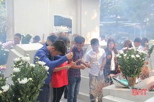 Đầu năm dâng hương tại Ngã ba Đồng Lộc