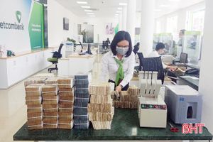 Nhân viên ngân hàng, tiểu thương ở Hà Tĩnh mỏi tay đếm tiền lẻ sau Tết