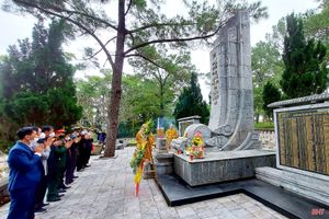 Đoàn cán bộ Hà Tĩnh dâng hương tại nghĩa trang liệt sỹ Trường Sơn, Đường 9