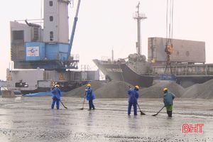 Cảng Lào - Việt "quên" Tết dương lịch, khẩn trương xếp dỡ hàng cho tàu vào ra