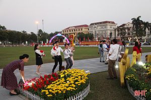 Người dân không đeo khẩu trang khi vui chơi tại Quảng trường TP Hà Tĩnh