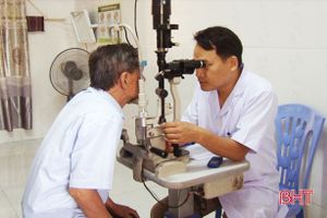 200 người cao tuổi Đức Thọ được khám sàng lọc các bệnh về mắt
