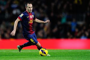 Kỹ năng ảo diệu của Iniesta trên sân futsal