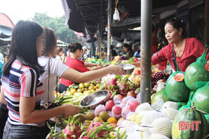 Người Hà Tĩnh hối hả đi chợ sắm lễ “tiễn” ông Công, ông Táo về trời