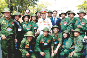 Chuyện chàng thanh niên Hy Lạp trở thành người lính Cụ Hồ