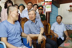 Đồng chí Trần Quốc Vượng kiểm tra công tác khắc phục hậu quả mưa lũ tại Hà Tĩnh