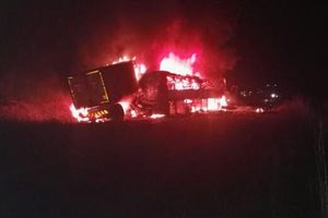 Xe buýt bốc cháy khi đâm xe chở hàng, 17 người thiệt mạng