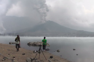 Đi xem núi lửa Indonesia, hàng trăm du khách mắc kẹt