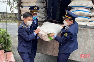 Bắt giữ xe chở 2 tấn đường tinh luyện bất hợp pháp lưu thông qua Hà Tĩnh