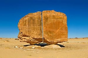 Vết cắt bí ẩn trên tảng đá khổng lồ hàng nghìn năm tuổi chưa có lời giải